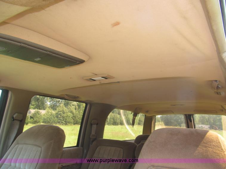 image for item F7097 1993 Chevrolet Suburban K1500 SUV