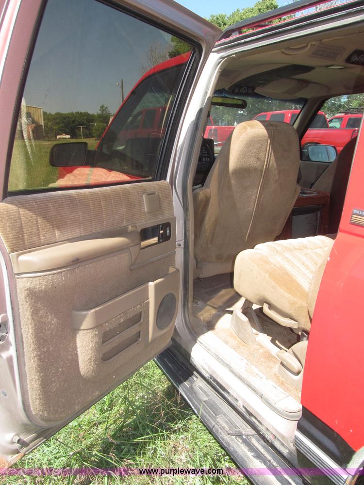 image for item F7097 1993 Chevrolet Suburban K1500 SUV
