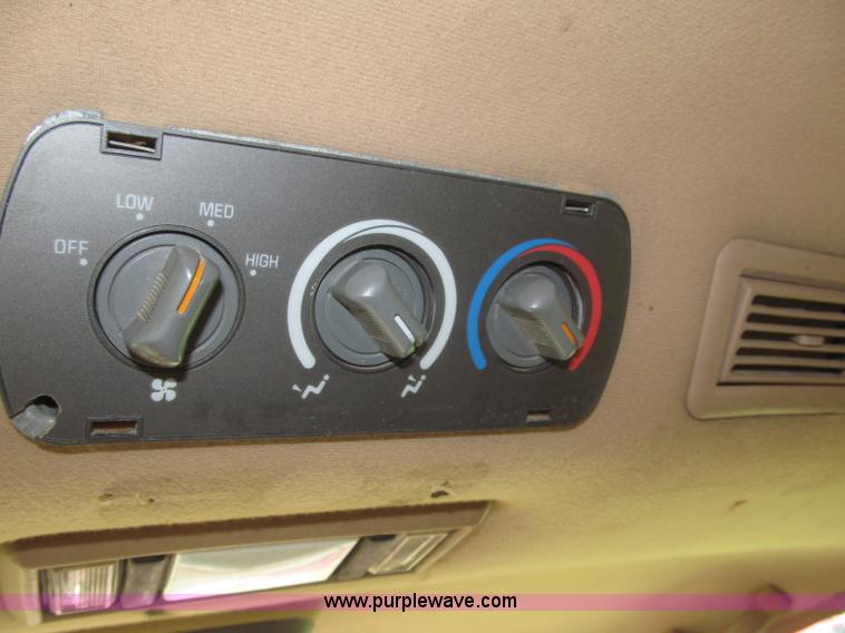 image for item F7097 1993 Chevrolet Suburban K1500 SUV