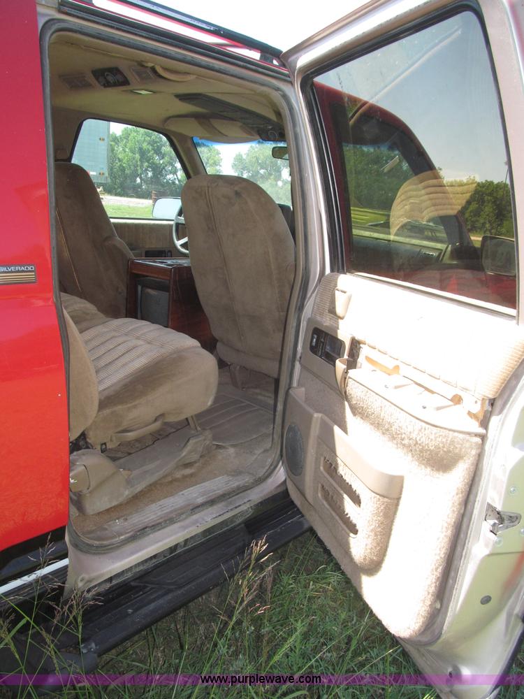 image for item F7097 1993 Chevrolet Suburban K1500 SUV