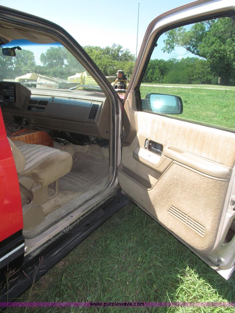 image for item F7097 1993 Chevrolet Suburban K1500 SUV