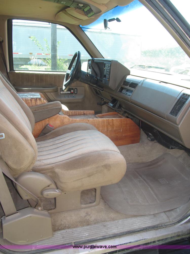 image for item F7097 1993 Chevrolet Suburban K1500 SUV