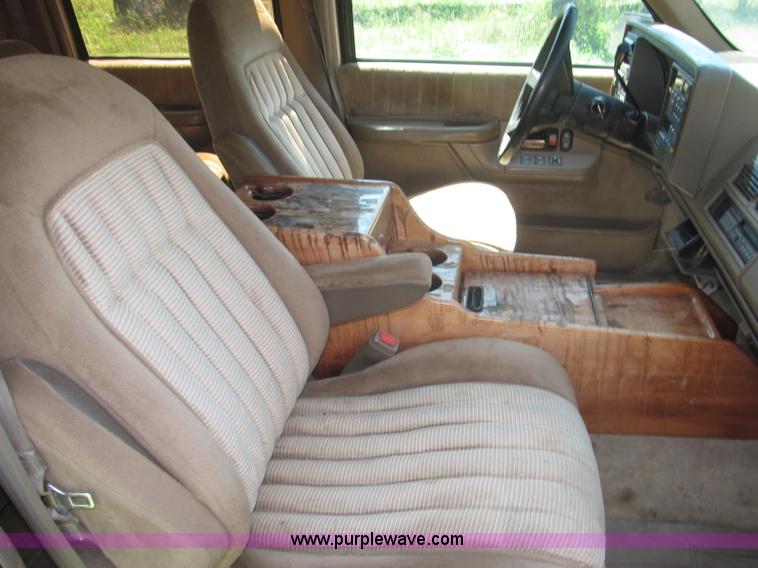 image for item F7097 1993 Chevrolet Suburban K1500 SUV