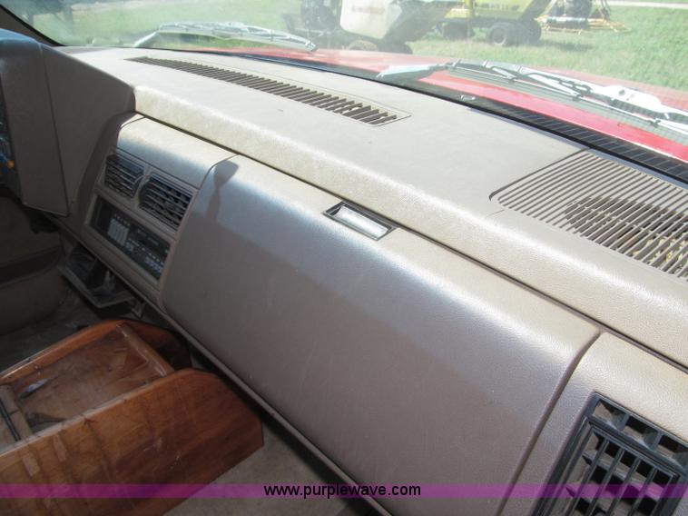 image for item F7097 1993 Chevrolet Suburban K1500 SUV