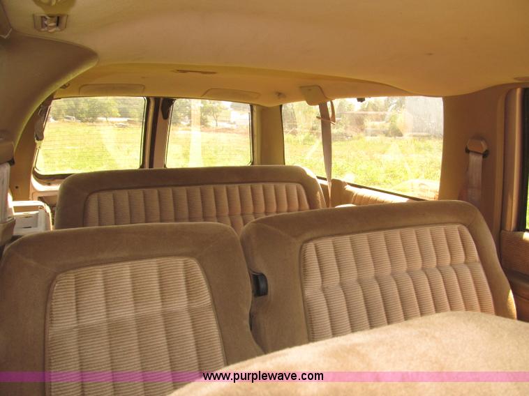 image for item F7097 1993 Chevrolet Suburban K1500 SUV