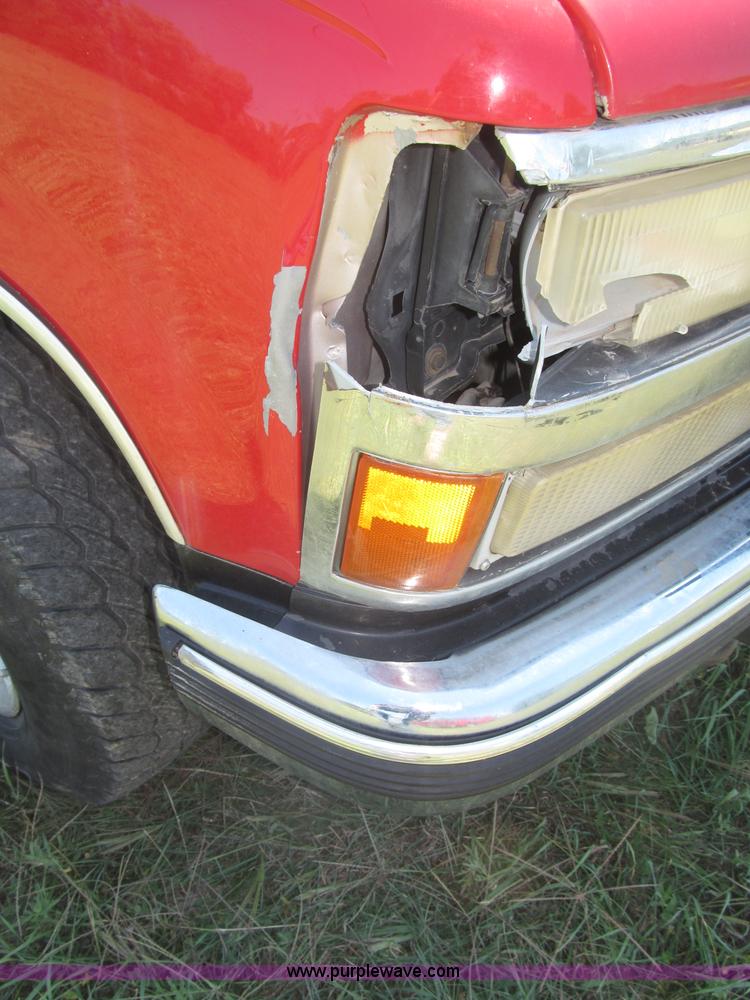 image for item F7097 1993 Chevrolet Suburban K1500 SUV