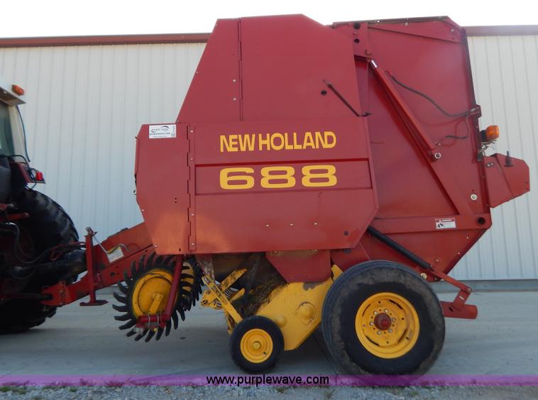 image for item G3405 New Holland 688 round baler