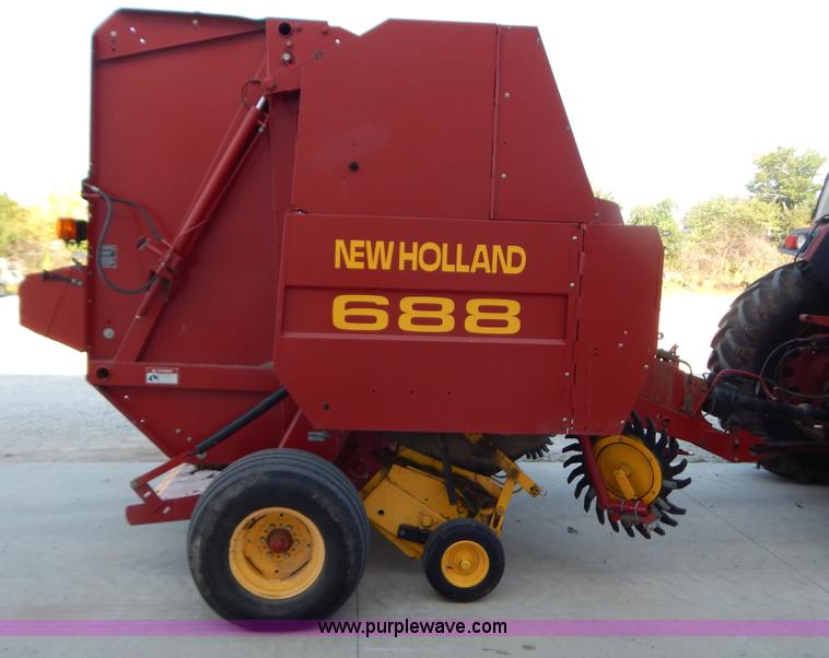 image for item G3405 New Holland 688 round baler