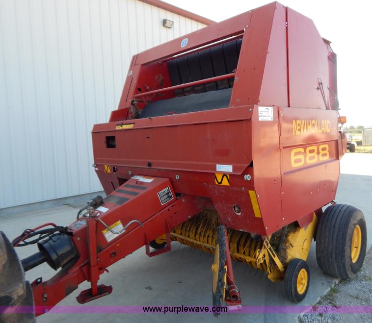 image for item G3405 New Holland 688 round baler