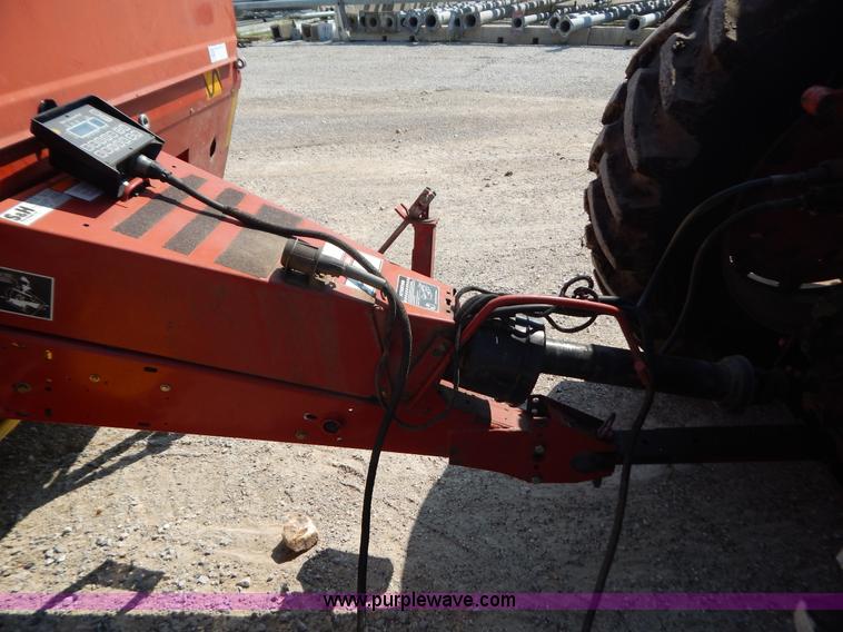 image for item G3405 New Holland 688 round baler