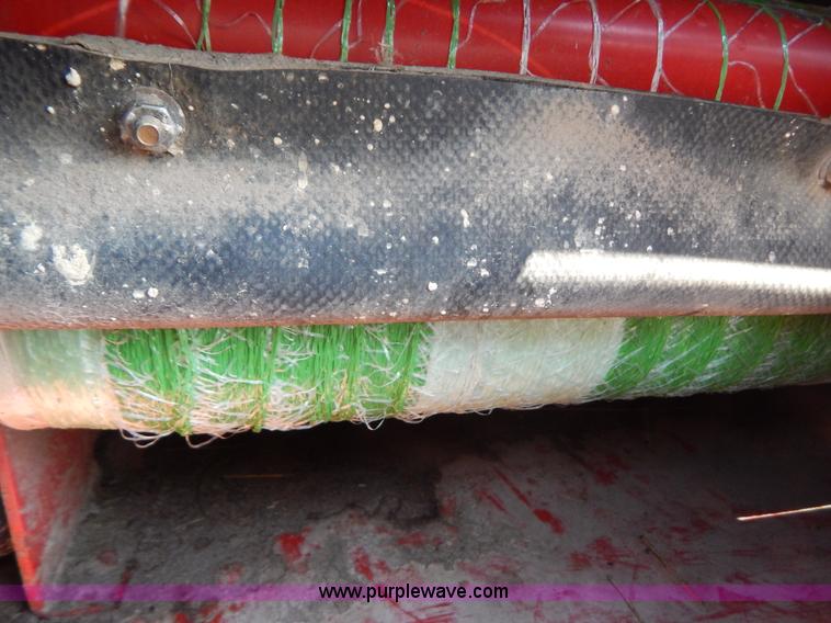 image for item G3405 New Holland 688 round baler