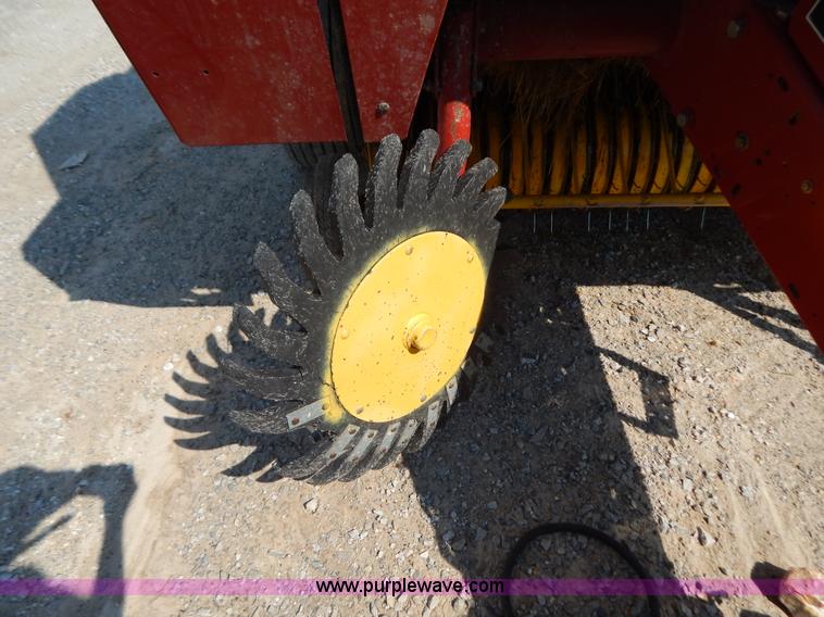image for item G3405 New Holland 688 round baler