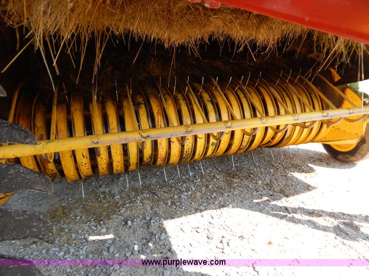 image for item G3405 New Holland 688 round baler