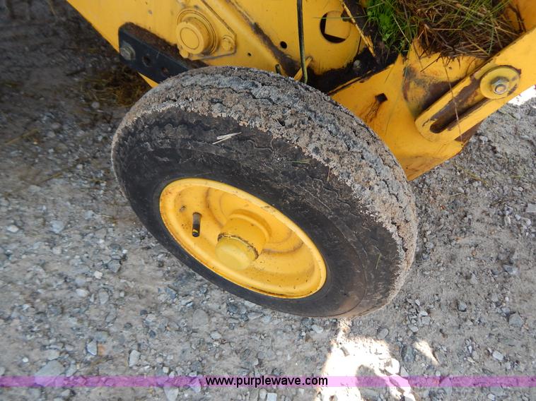 image for item G3405 New Holland 688 round baler