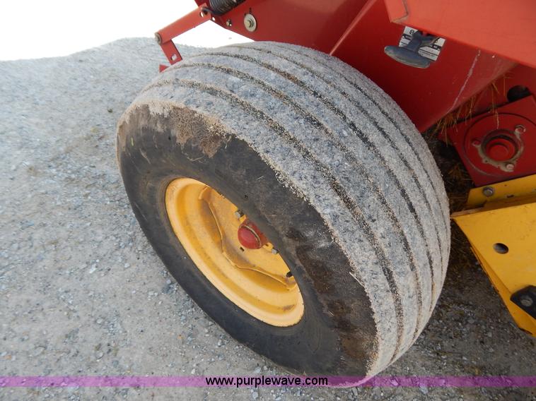 image for item G3405 New Holland 688 round baler