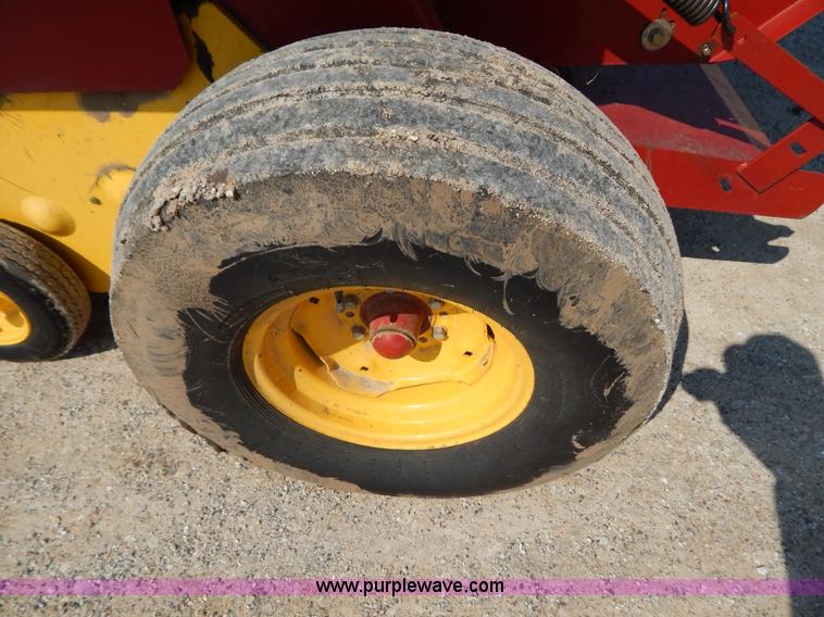 image for item G3405 New Holland 688 round baler