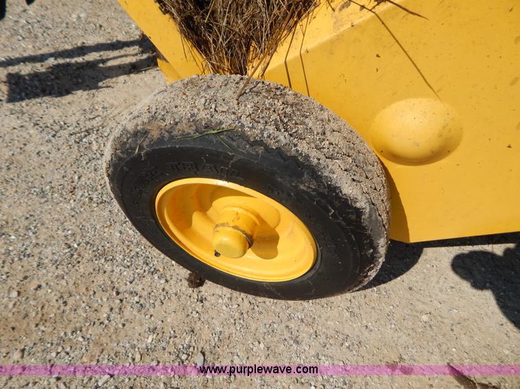 image for item G3405 New Holland 688 round baler