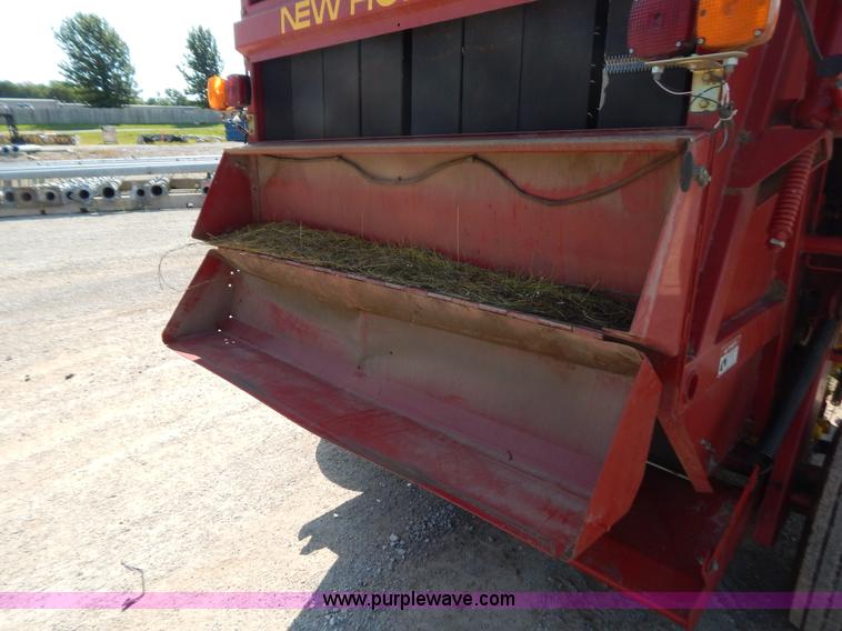 image for item G3405 New Holland 688 round baler