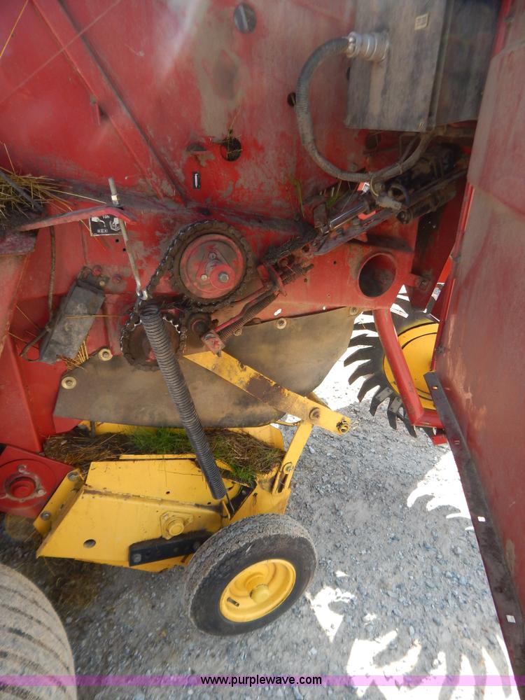 image for item G3405 New Holland 688 round baler