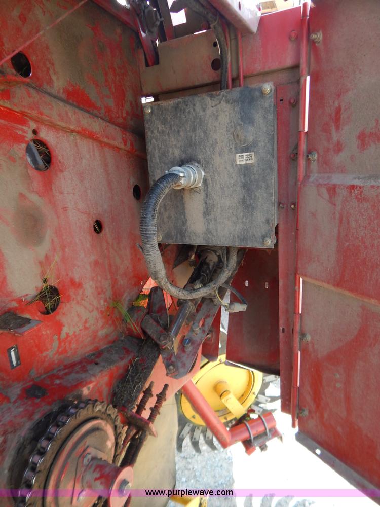 image for item G3405 New Holland 688 round baler