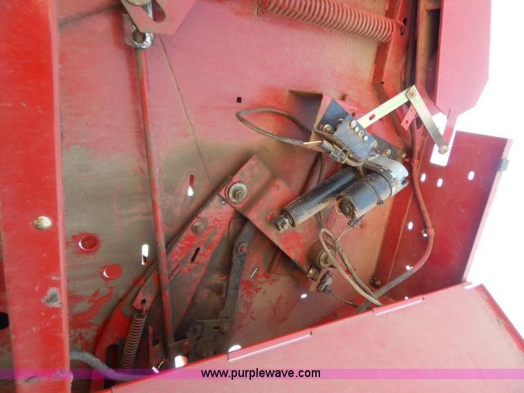 image for item G3405 New Holland 688 round baler