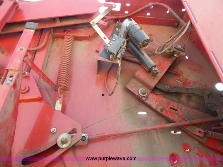 image for item G3405 New Holland 688 round baler