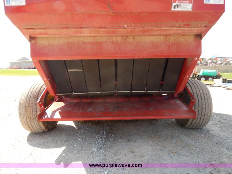 image for item G3405 New Holland 688 round baler