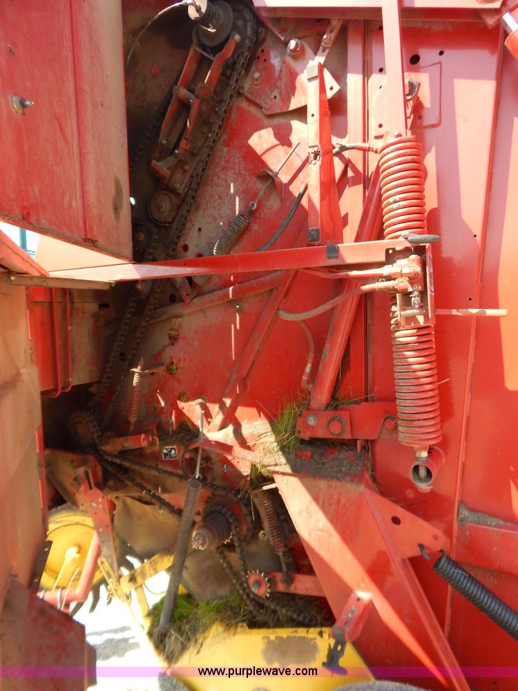 image for item G3405 New Holland 688 round baler