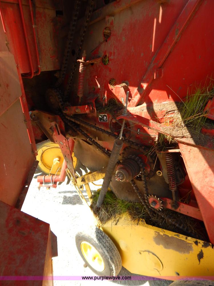 image for item G3405 New Holland 688 round baler
