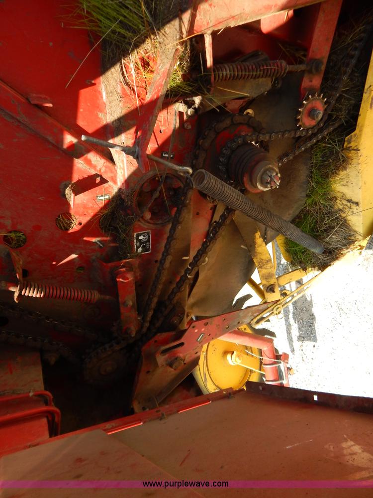 image for item G3405 New Holland 688 round baler