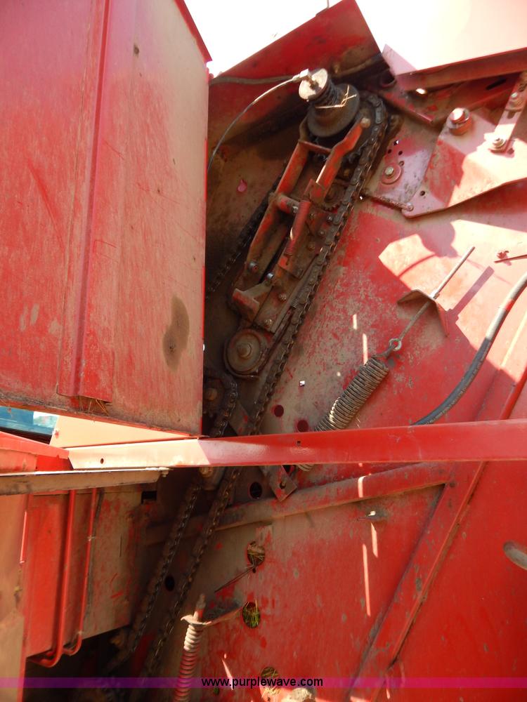 image for item G3405 New Holland 688 round baler