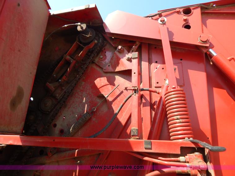 image for item G3405 New Holland 688 round baler