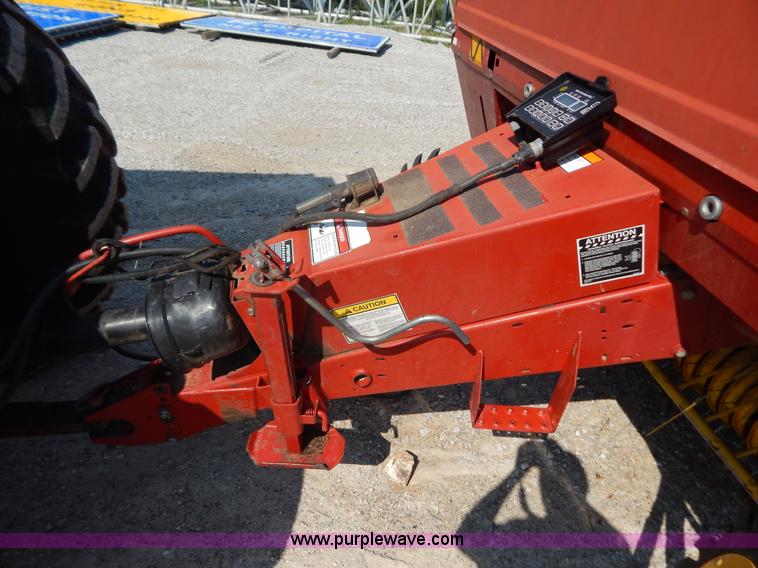 image for item G3405 New Holland 688 round baler