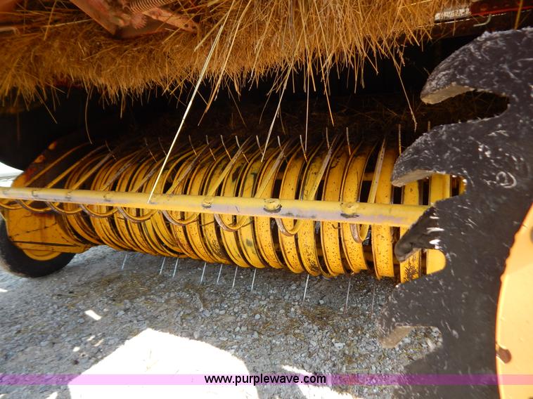 image for item G3405 New Holland 688 round baler