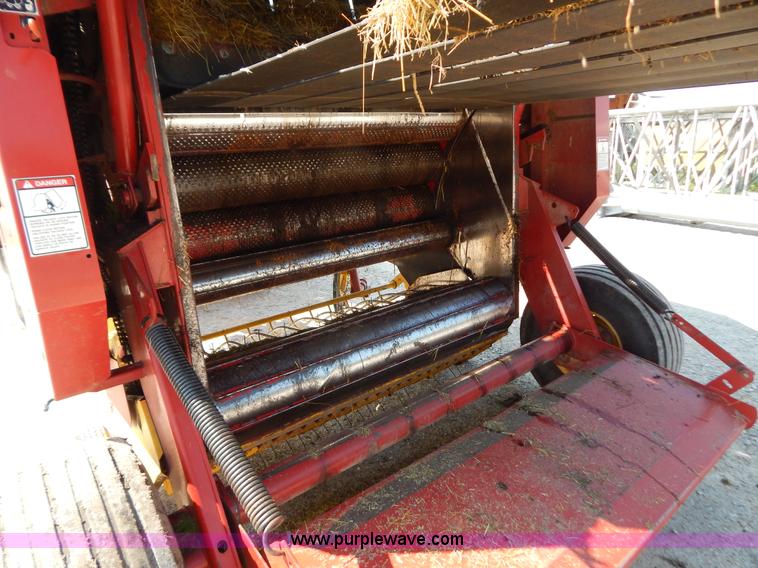 image for item G3405 New Holland 688 round baler