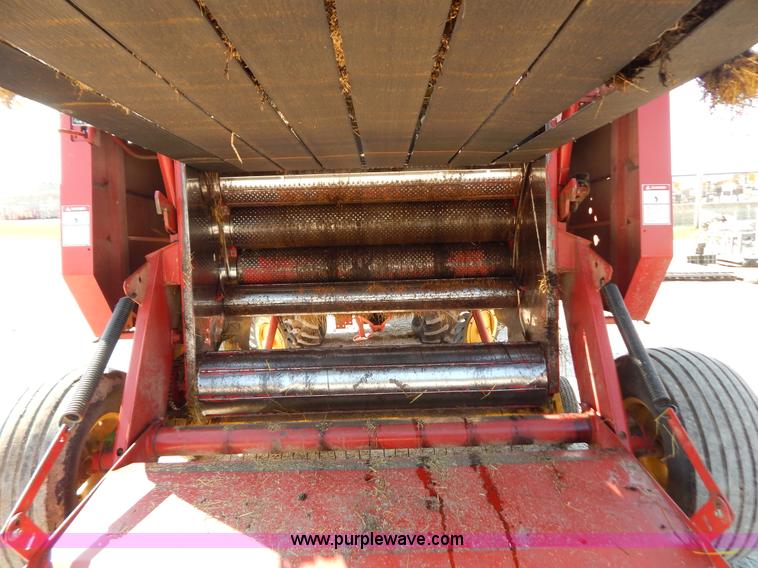 image for item G3405 New Holland 688 round baler