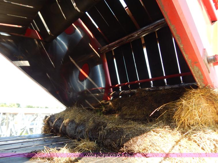 image for item G3405 New Holland 688 round baler