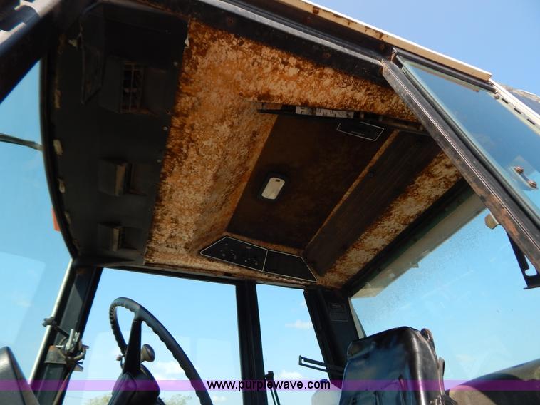 image for item G3406 International F986 tractor