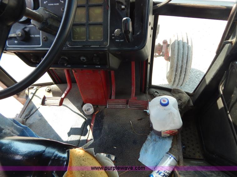 image for item G3406 International F986 tractor