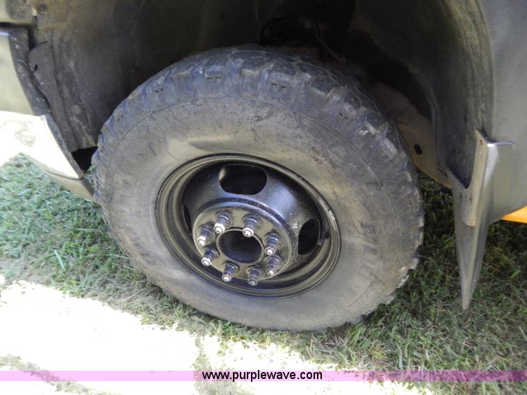 image for item G3499 2001 Chevrolet Silverado 3500 LS utility truck