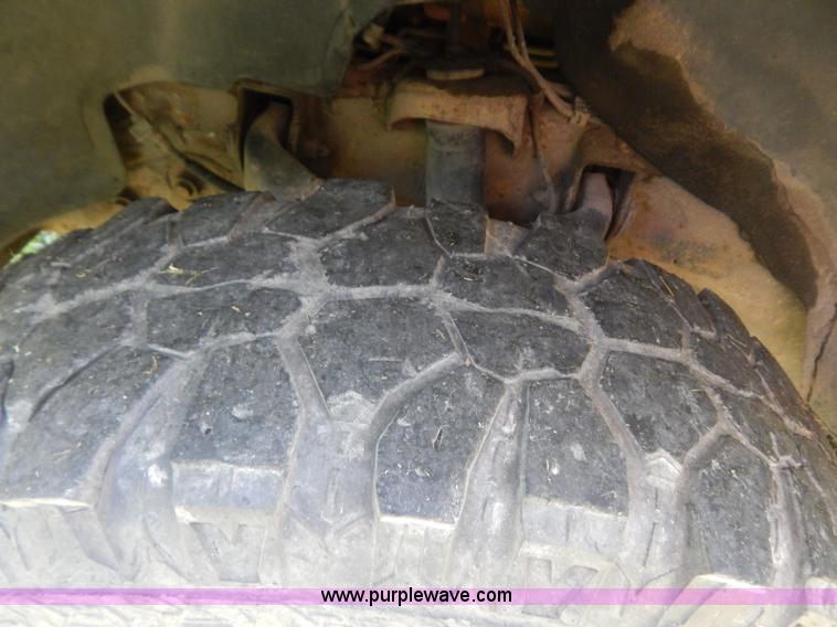 image for item G3499 2001 Chevrolet Silverado 3500 LS utility truck