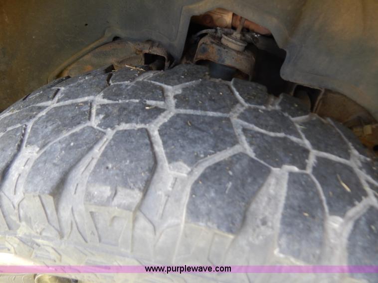 image for item G3499 2001 Chevrolet Silverado 3500 LS utility truck