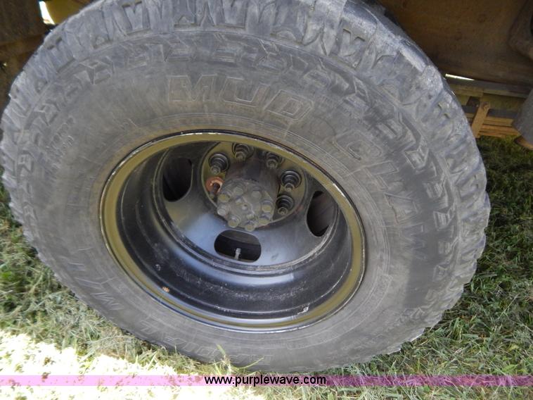 image for item G3499 2001 Chevrolet Silverado 3500 LS utility truck