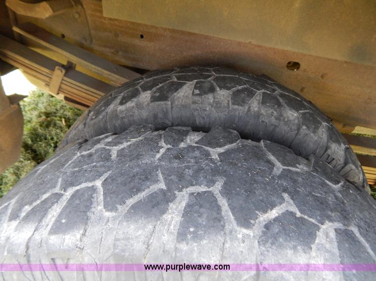 image for item G3499 2001 Chevrolet Silverado 3500 LS utility truck