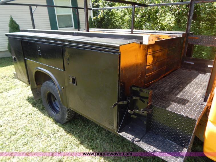 image for item G3499 2001 Chevrolet Silverado 3500 LS utility truck