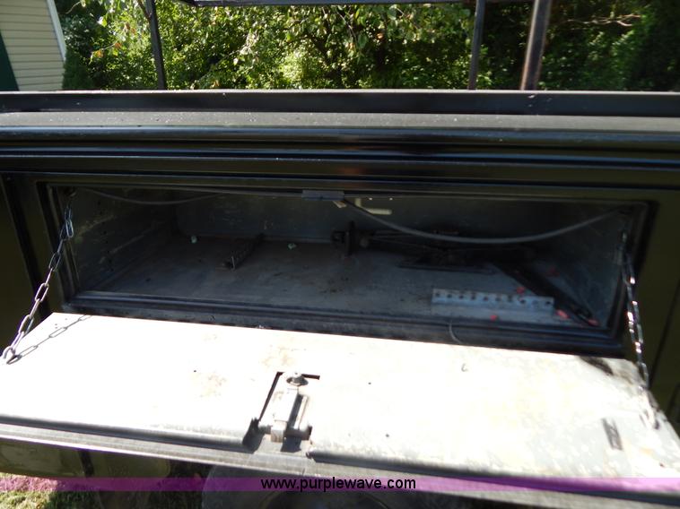 image for item G3499 2001 Chevrolet Silverado 3500 LS utility truck