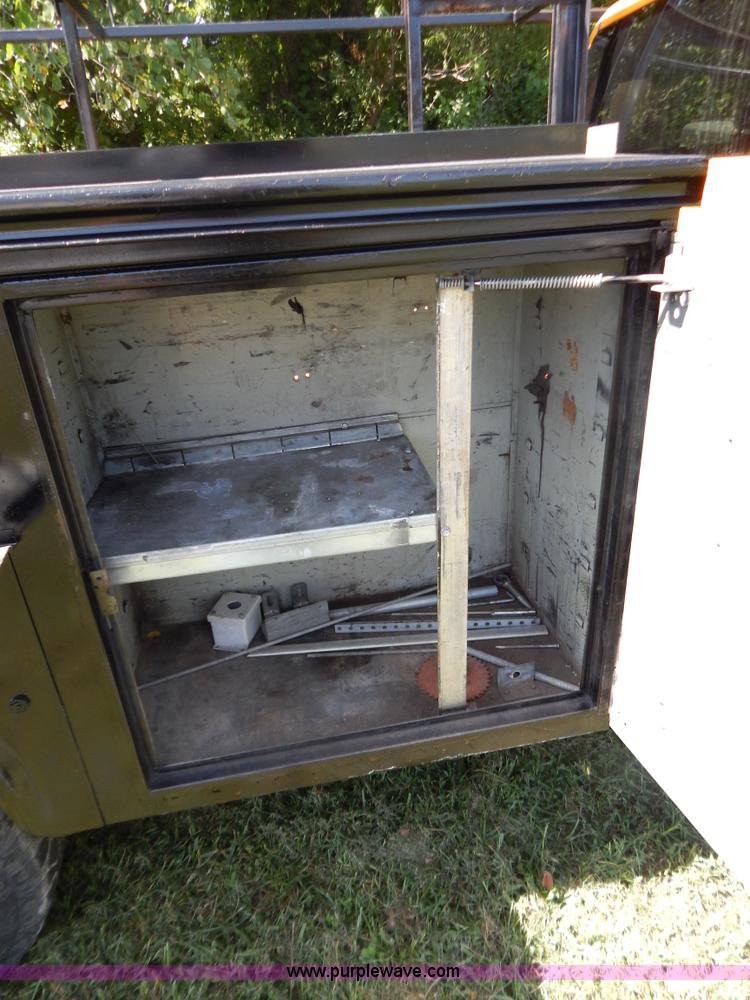 image for item G3499 2001 Chevrolet Silverado 3500 LS utility truck