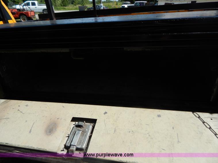 image for item G3499 2001 Chevrolet Silverado 3500 LS utility truck