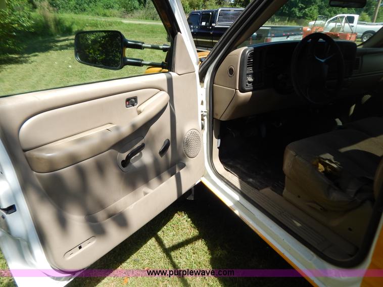 image for item G3499 2001 Chevrolet Silverado 3500 LS utility truck