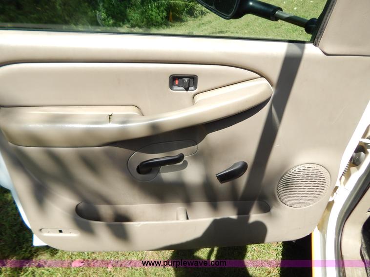 image for item G3499 2001 Chevrolet Silverado 3500 LS utility truck